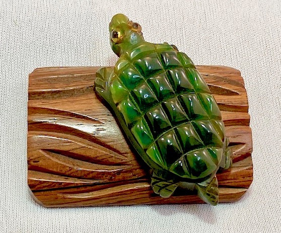 BP271 green bakelite turtle on wood log pin